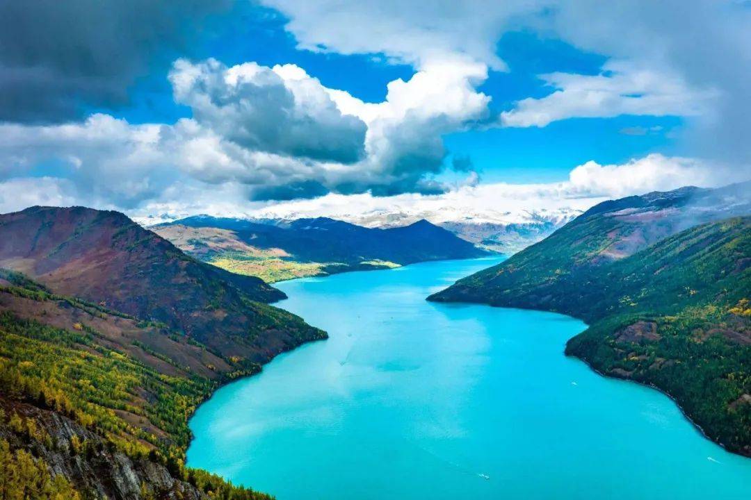 天池风景区,它以天池为中心,融森林,草原,雪山,人文景观为一体,形成
