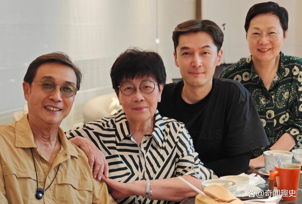 胡歌和老婆同框正面照,相互依偎,好有夫妻相