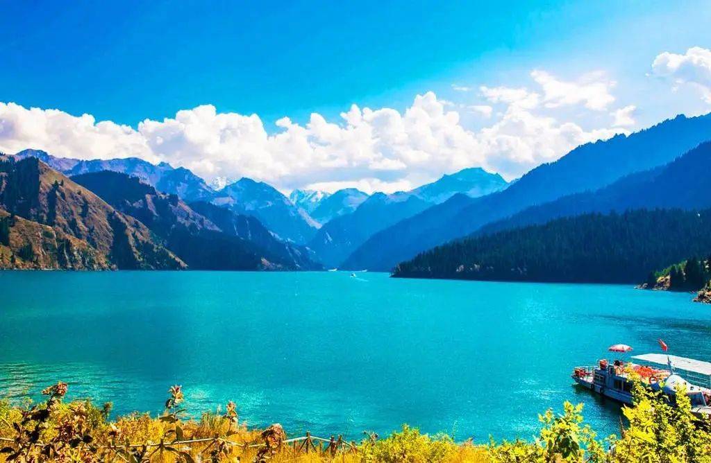 天池风景区,它以天池为中心,融森林,草原,雪山,人文景观为一体,形成