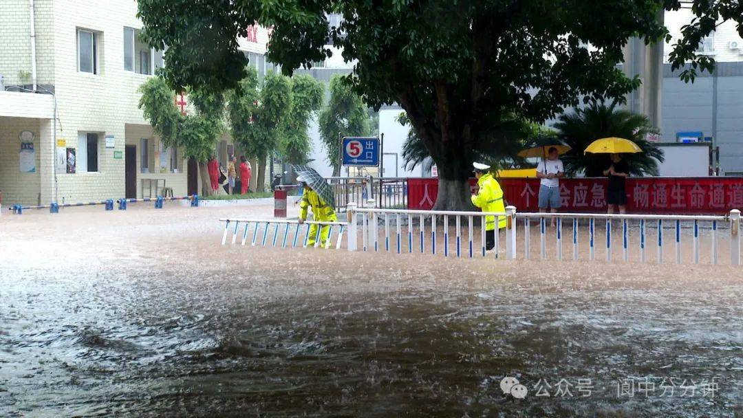 阆中大雨图片