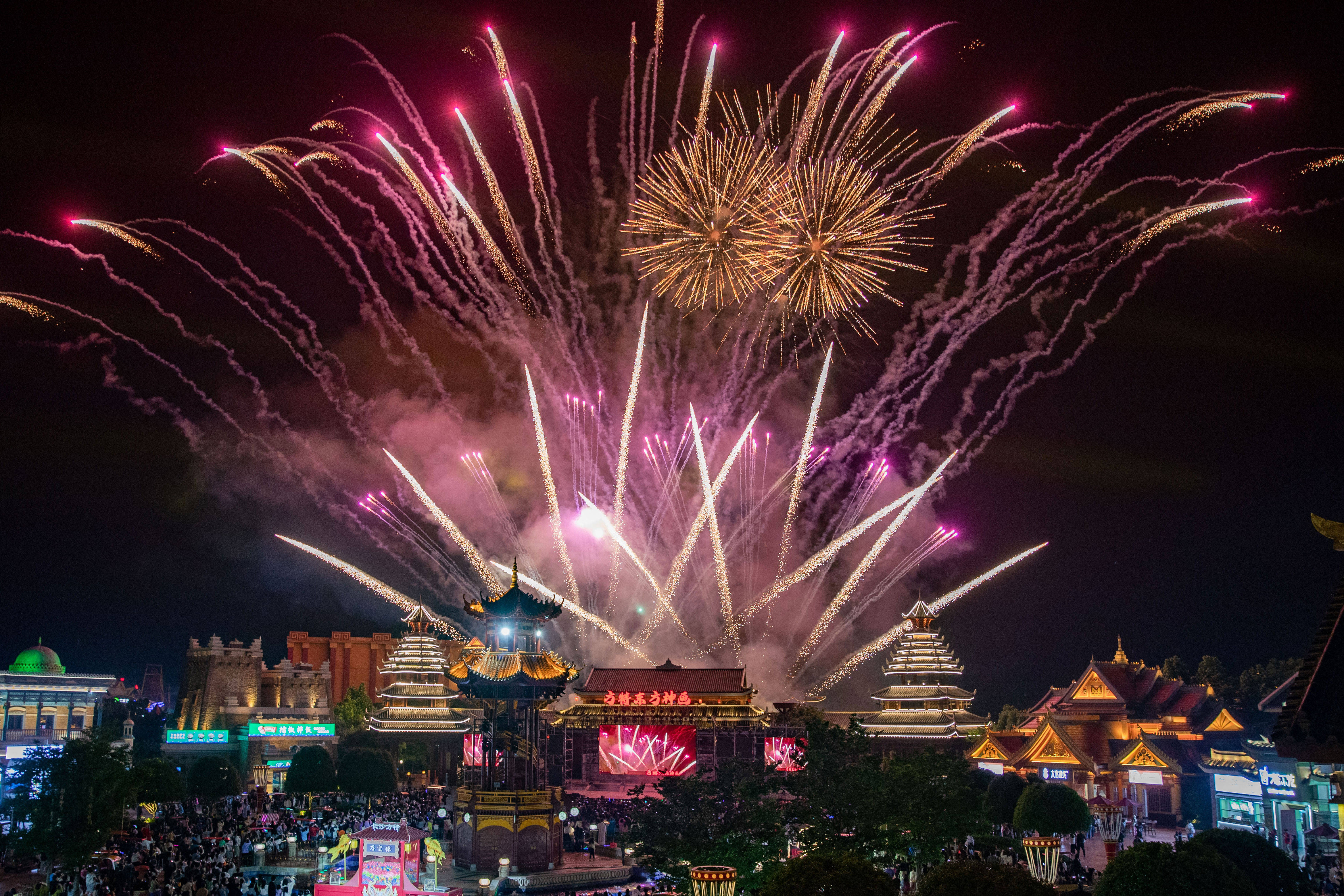  p>7月6日至7日,在长沙方特迎来5周年庆典之际,绚烂烟花秀加码千架无