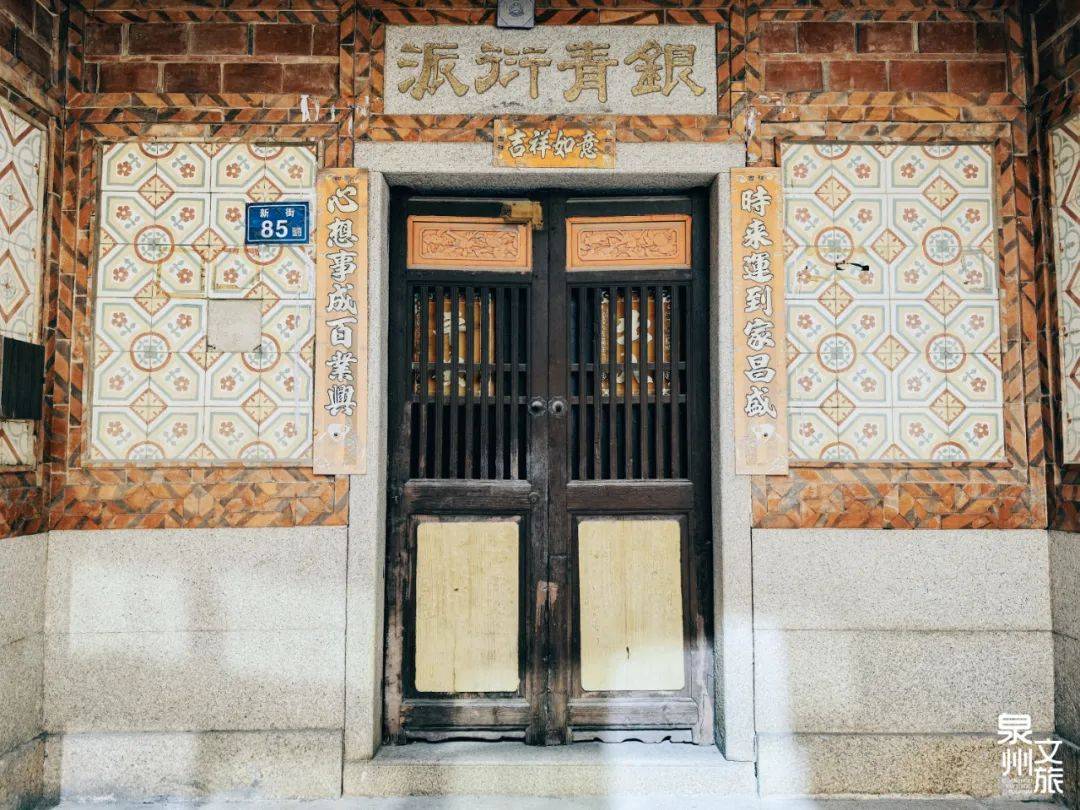 花砖的纹样里,透露出属于浓郁的对称之美.