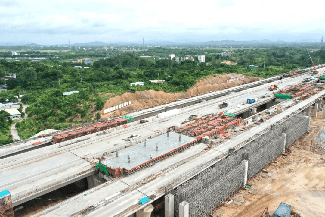 省> 6月30日,中铁北京局广湛铁路项目阳江北站首孔站台梁顺利浇筑完成