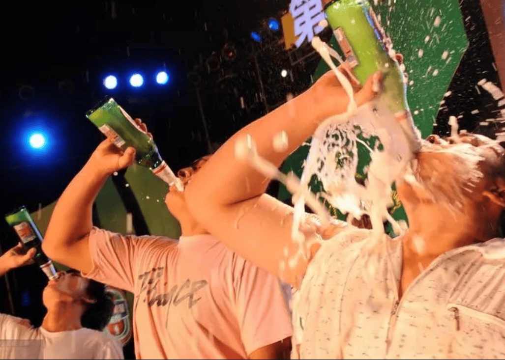 九城宫请全城人民免费喝啤酒,吃烤全羊啦!