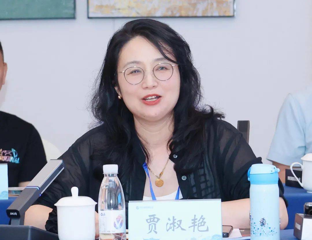 天津市湖北商会秘书长贾淑艳介绍了2024楚商(天津)年会筹备情况.