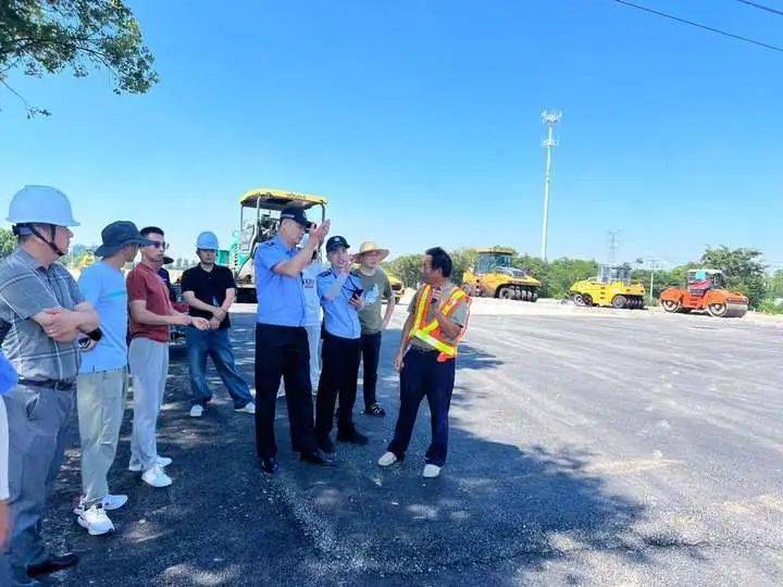 7月6日上午8点,凤凰路与嘉盐线交叉口两端的围挡被移除.