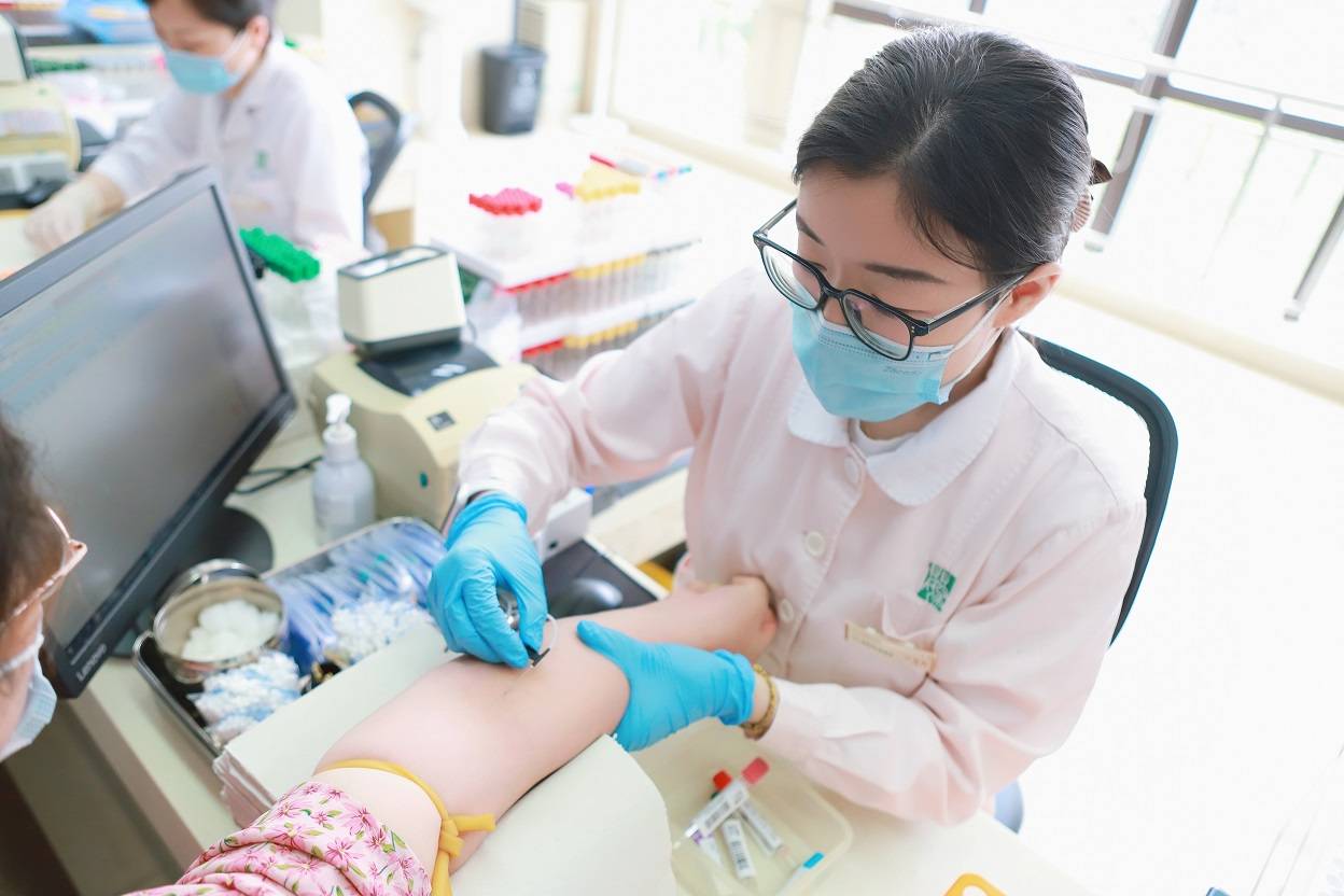 在上海市第一妇婴保健院有一位护士,她能在1分钟内为6位患者提供抽血