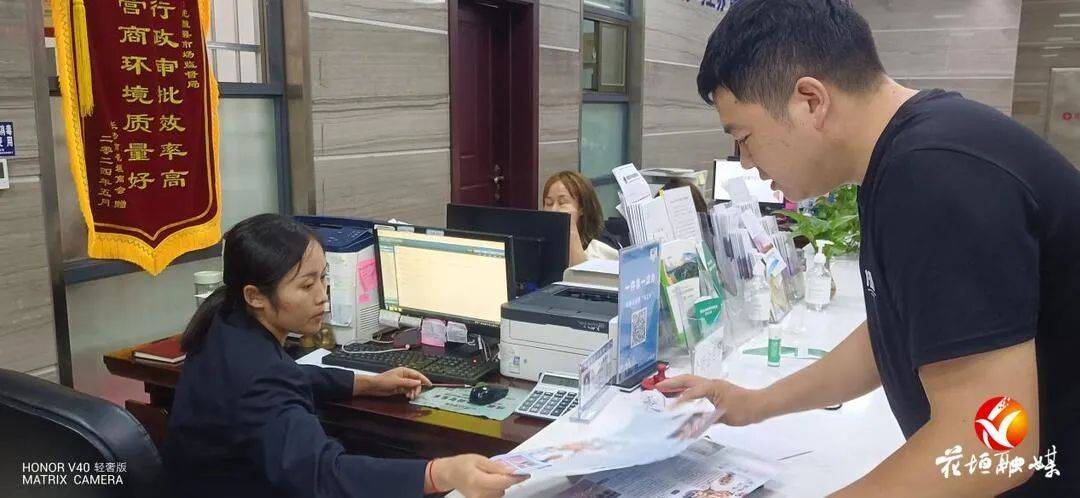 花垣:双创宣传进驻政务服务窗口_花垣县_企业_工作