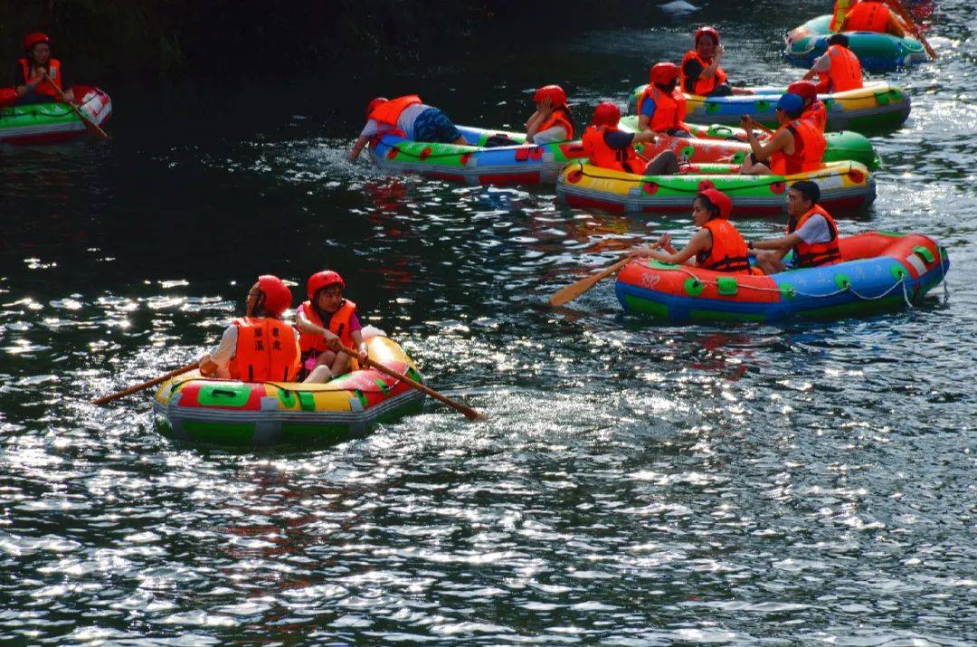 漂流流程分为"逍遥漂","勇士漂"犀溪漂流根据河道的形状,落差,水流