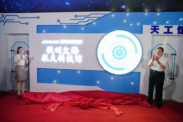 这所中学建了一个航天科技馆,让孩子们尽情探索无垠宇宙