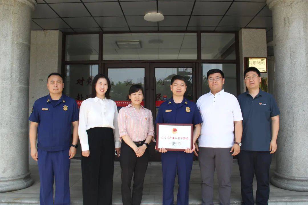 送奖到岗鼓士气 喜报上门递荣光丨团市委到兴城市消防救援大队举行"