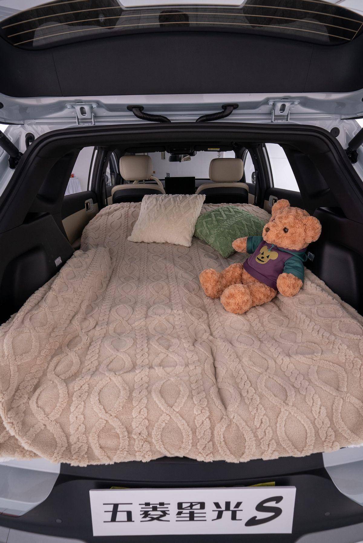 此外,在后备箱的隔板的下方,还有很多模块化的储物空间,达到了85l