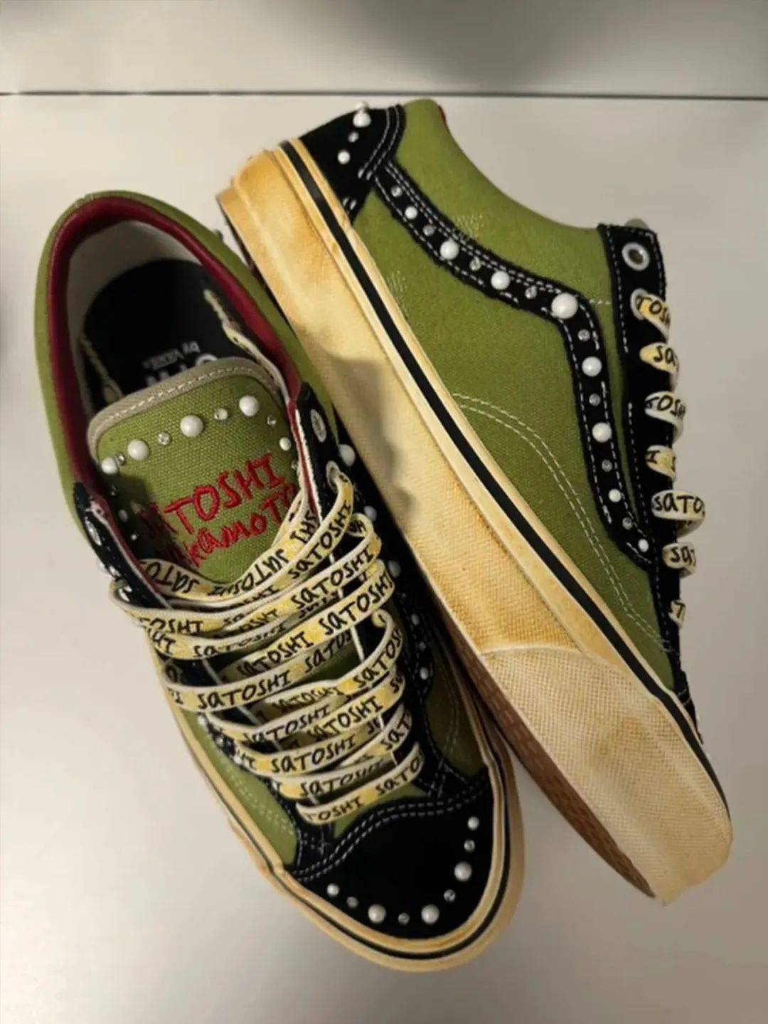 与 vans 旗下高端支线 otw by vans 合作推出了全新的 old skool 鞋款