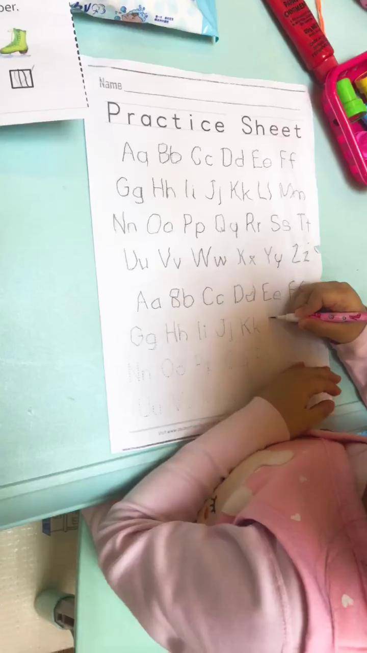 4岁半的小女孩写的拼音字母15