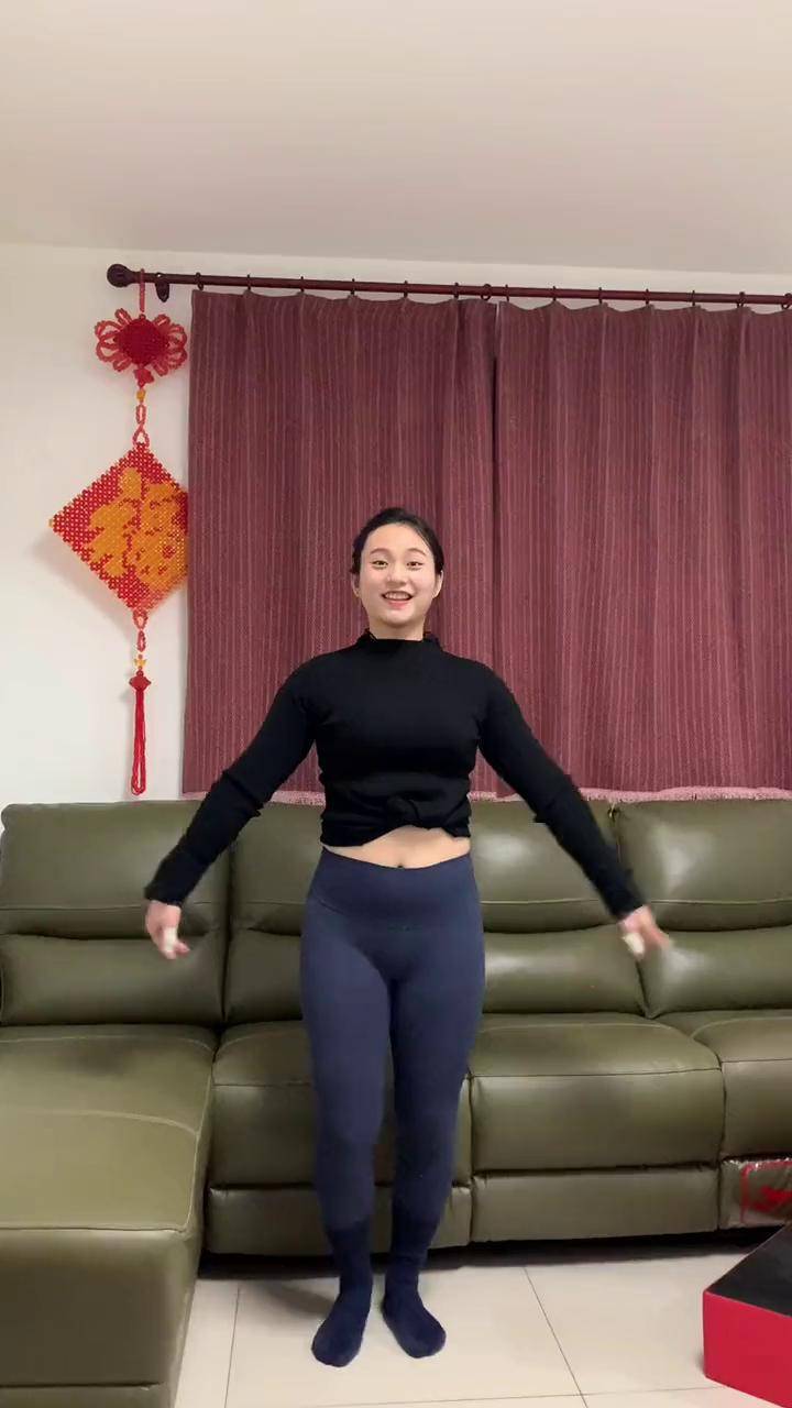 下面,由林小胖同学为大家展示一下力与美的结合:举重!