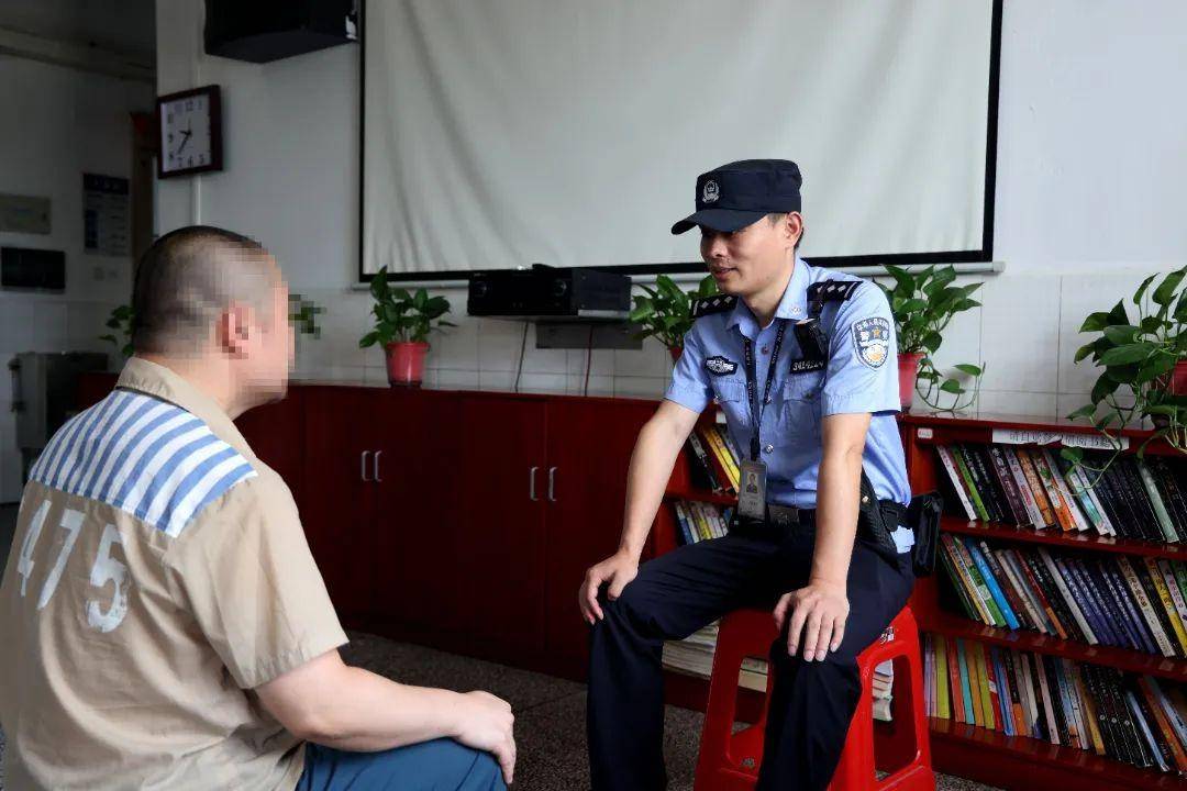 男子在狱中服刑,得知儿子高考697分喜极而泣,儿子