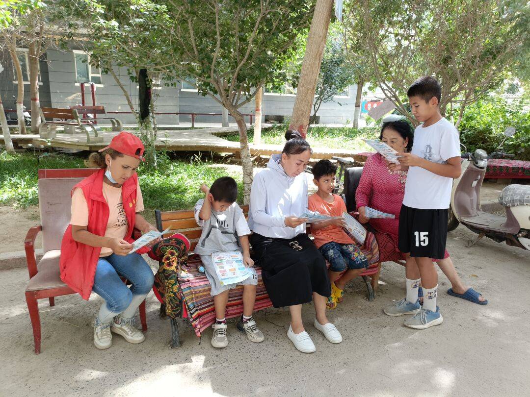 同时,社区网格员化身 "安全卫士",深入小区楼栋间,为过往的家长和孩子