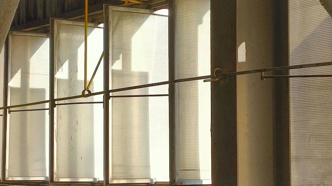 并带入新鲜空气,降低室内温度,实现通风换气的目的,保证室内空气质量