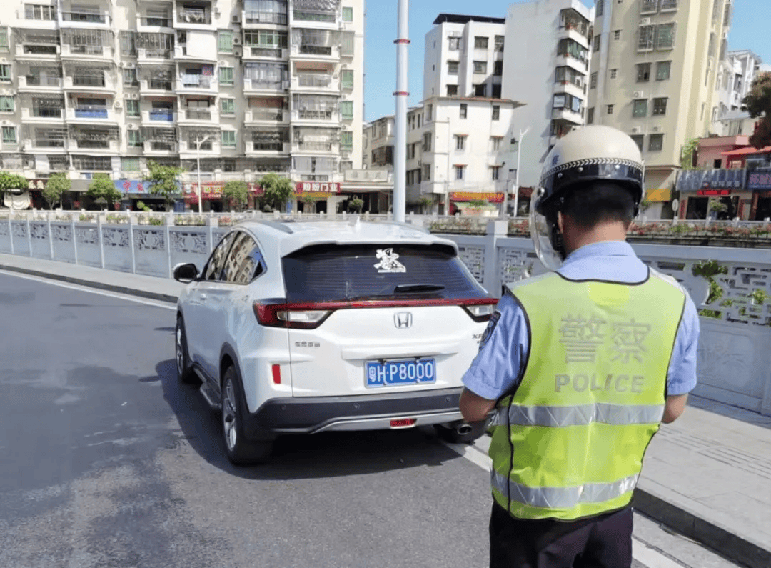肇庆一批小车违停曝光,粤hus568,粤hn6386.