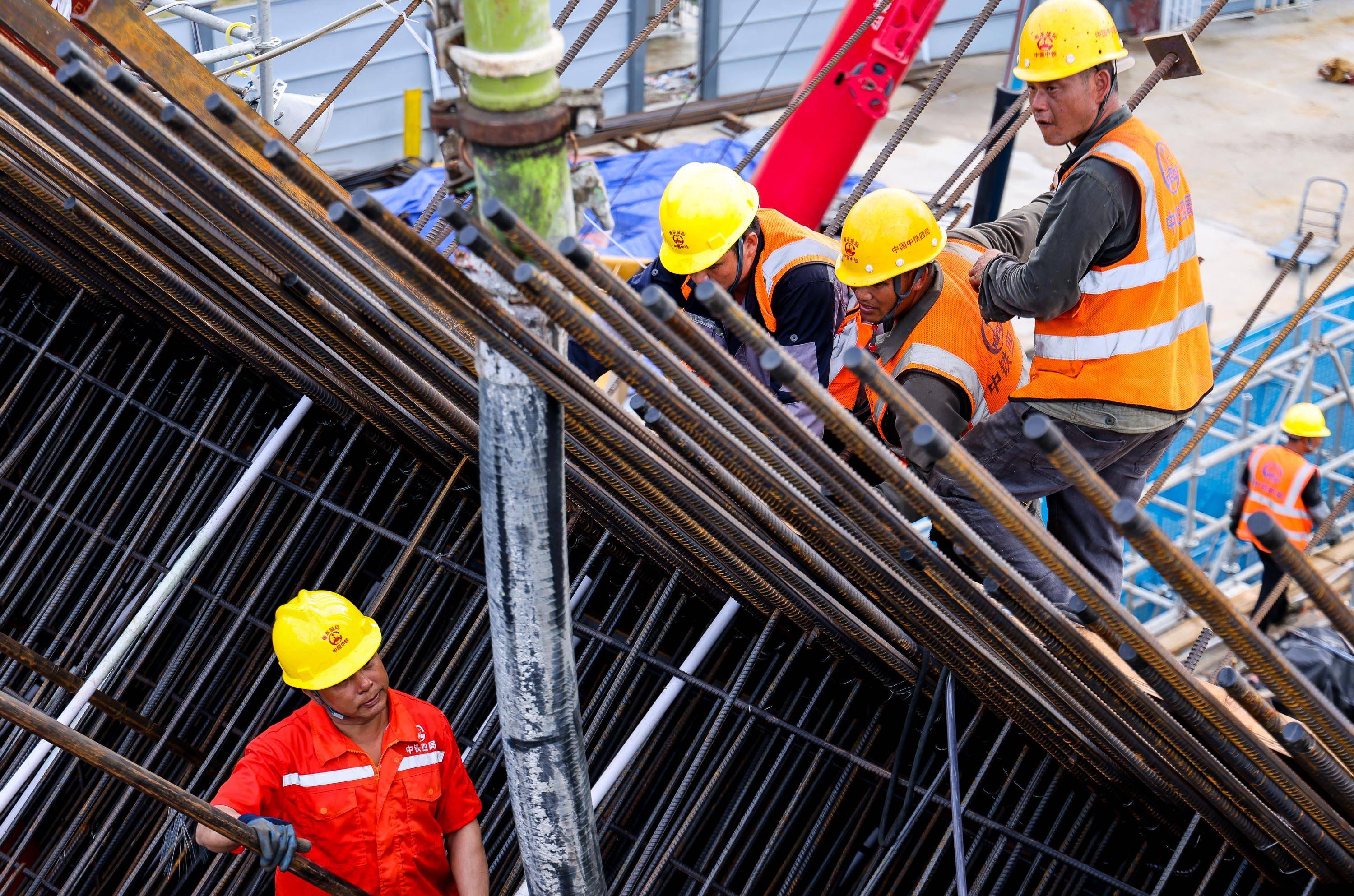 广东:粤东城际铁路v撑连续梁浇筑