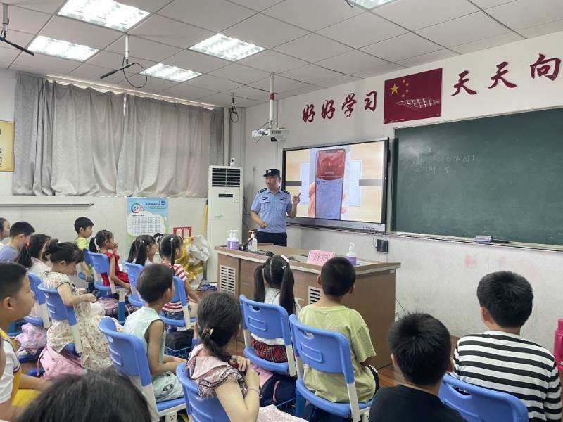 "横沙岛上横沙小学办班点内,校园专管民警孙辉根据暑期学生玩手机游戏