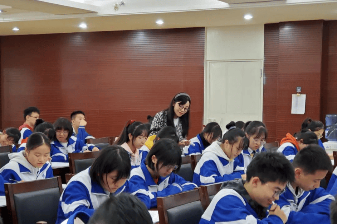其中,"双师班"是贵阳六中与重庆巴蜀中学合作打造的智慧教学实验项目