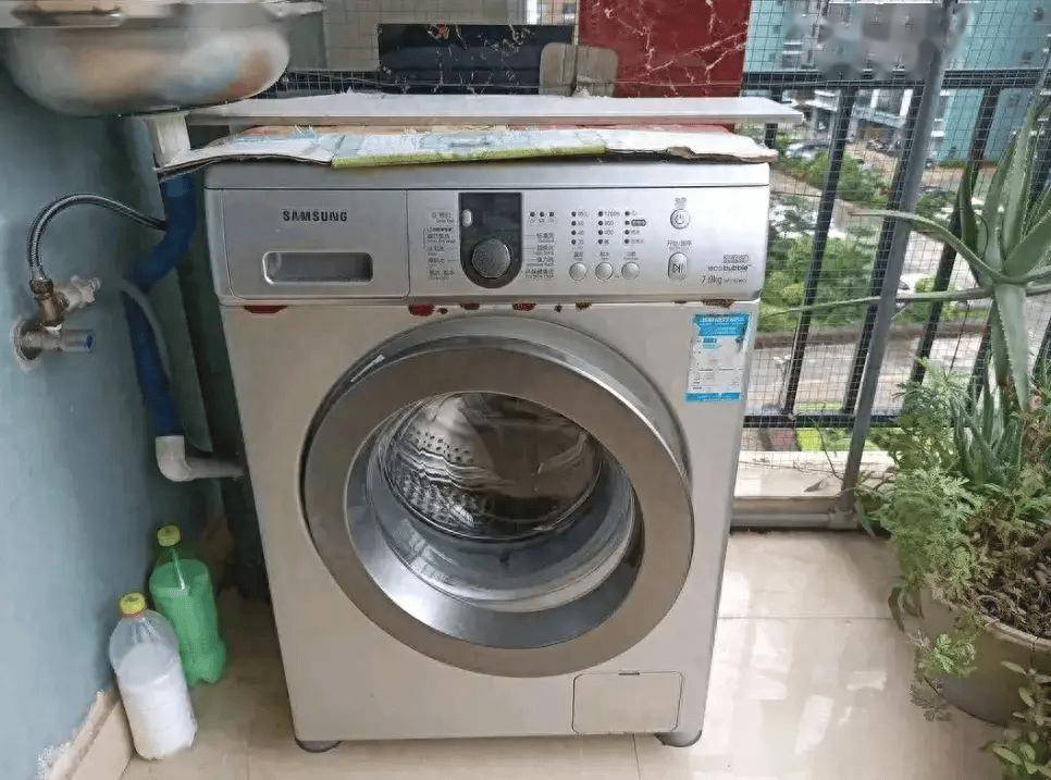 家里有洗衣机,你们还用手洗衣服吗?50多岁夫妻坚持多年这样做!