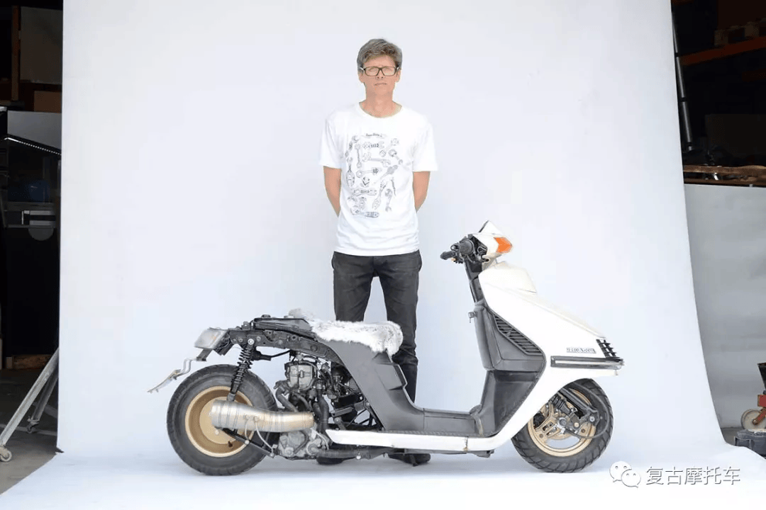 这种风格也挺好,裸露的车尾别有一番趣味,1985年的老本田ch250踏板车