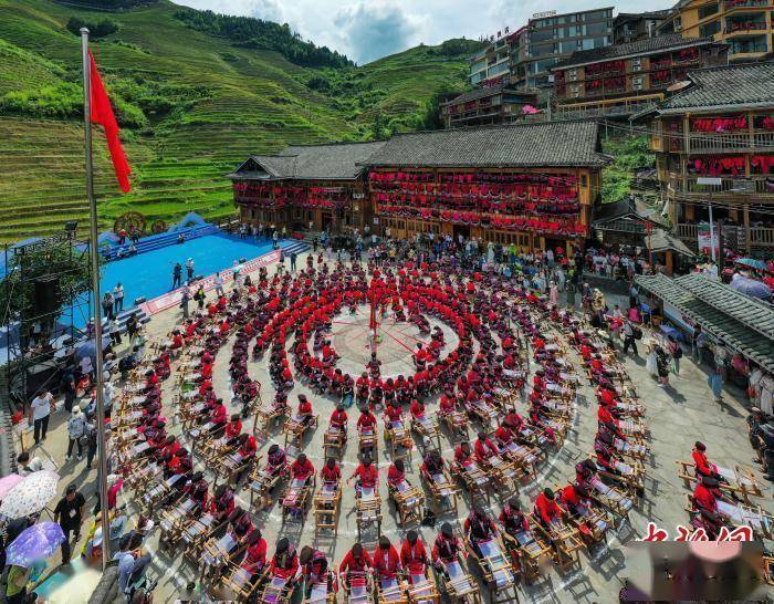 7月11日,农历六月初六,广西桂林市龙胜各族自治县迎来传统红瑶晒衣节