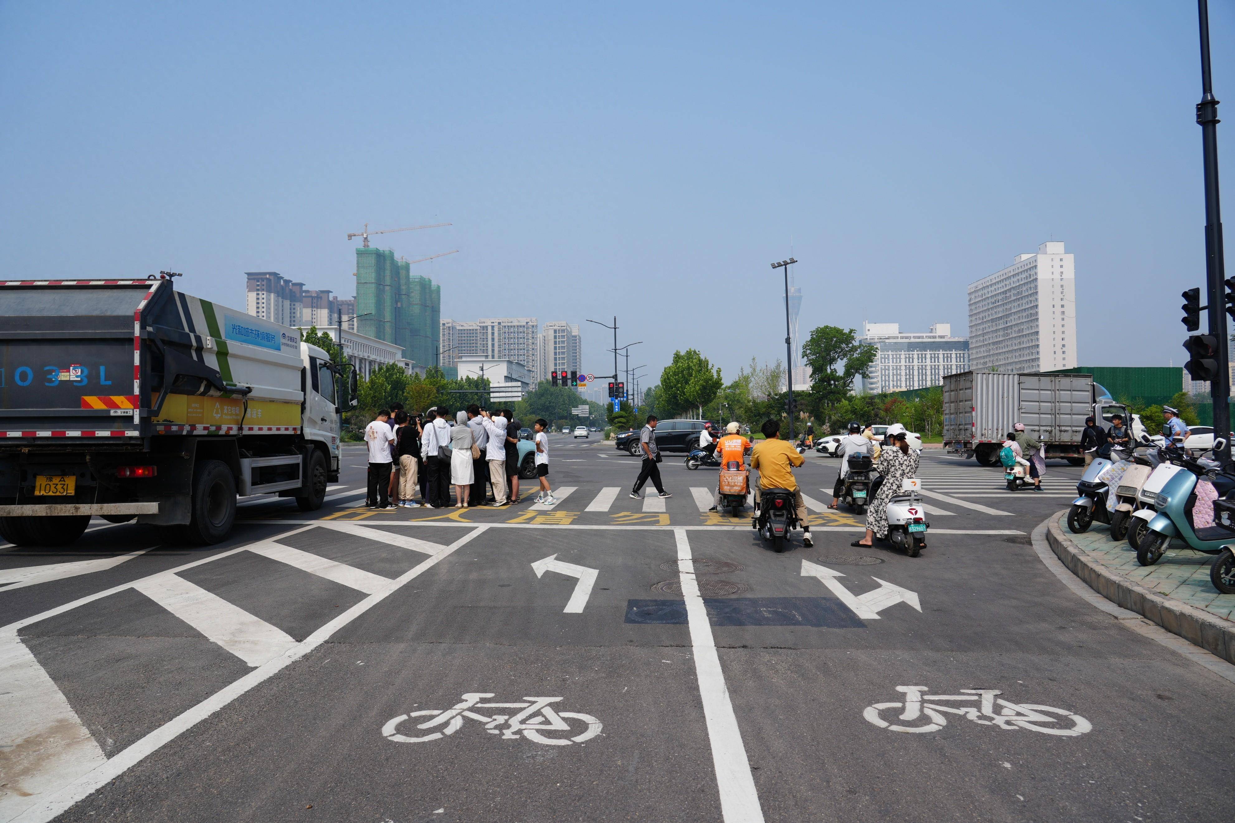 非机动车左转"一次过街"_路口_电动车_信号灯