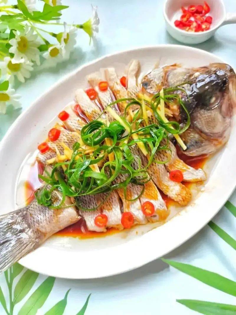 清蒸鲈鱼按照这个做法,口感鲜嫩爽滑!厨房小白也能学会