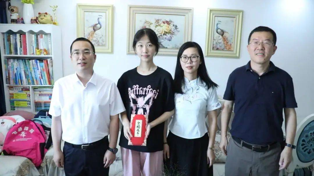 温州高考女状元,领导上门慰问