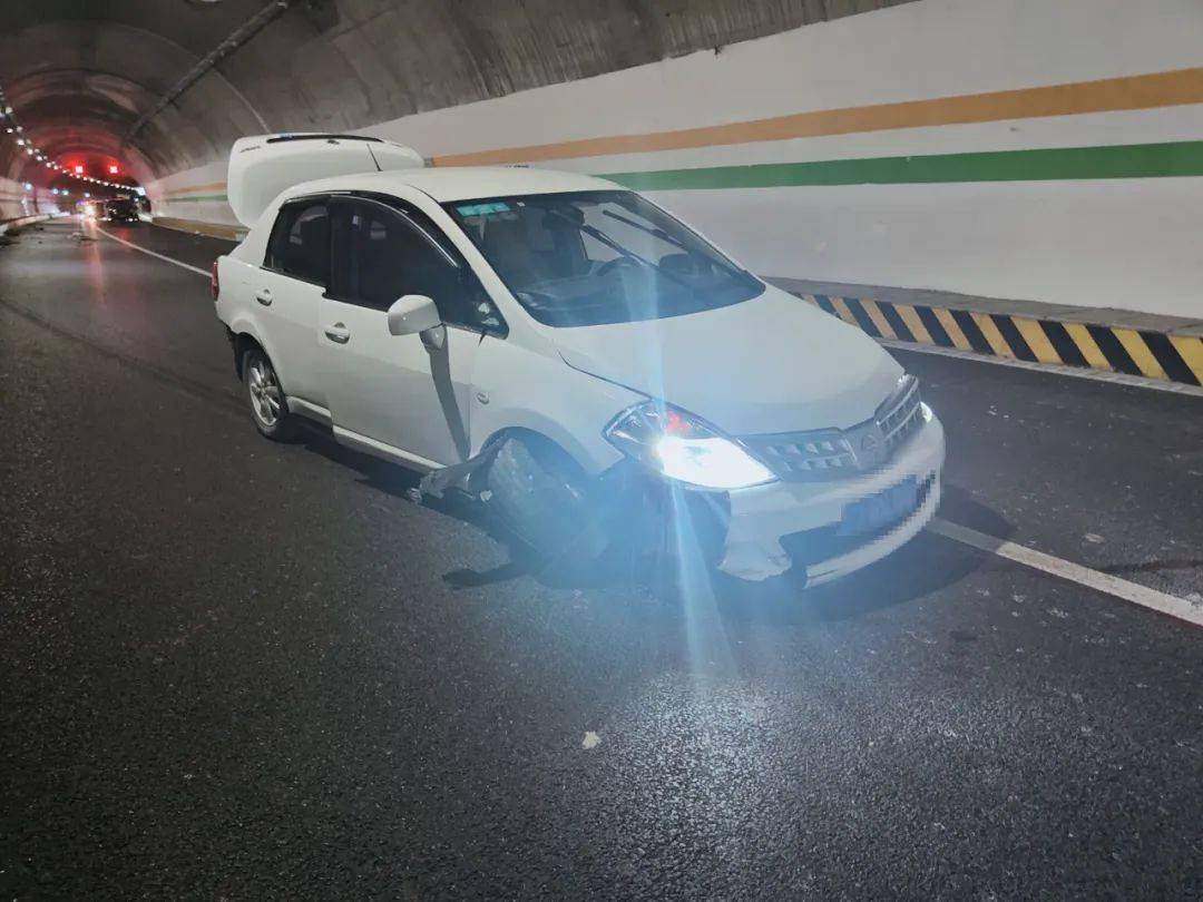 今天,思澜高速公路上突发紧急一幕,隧道内4车追尾