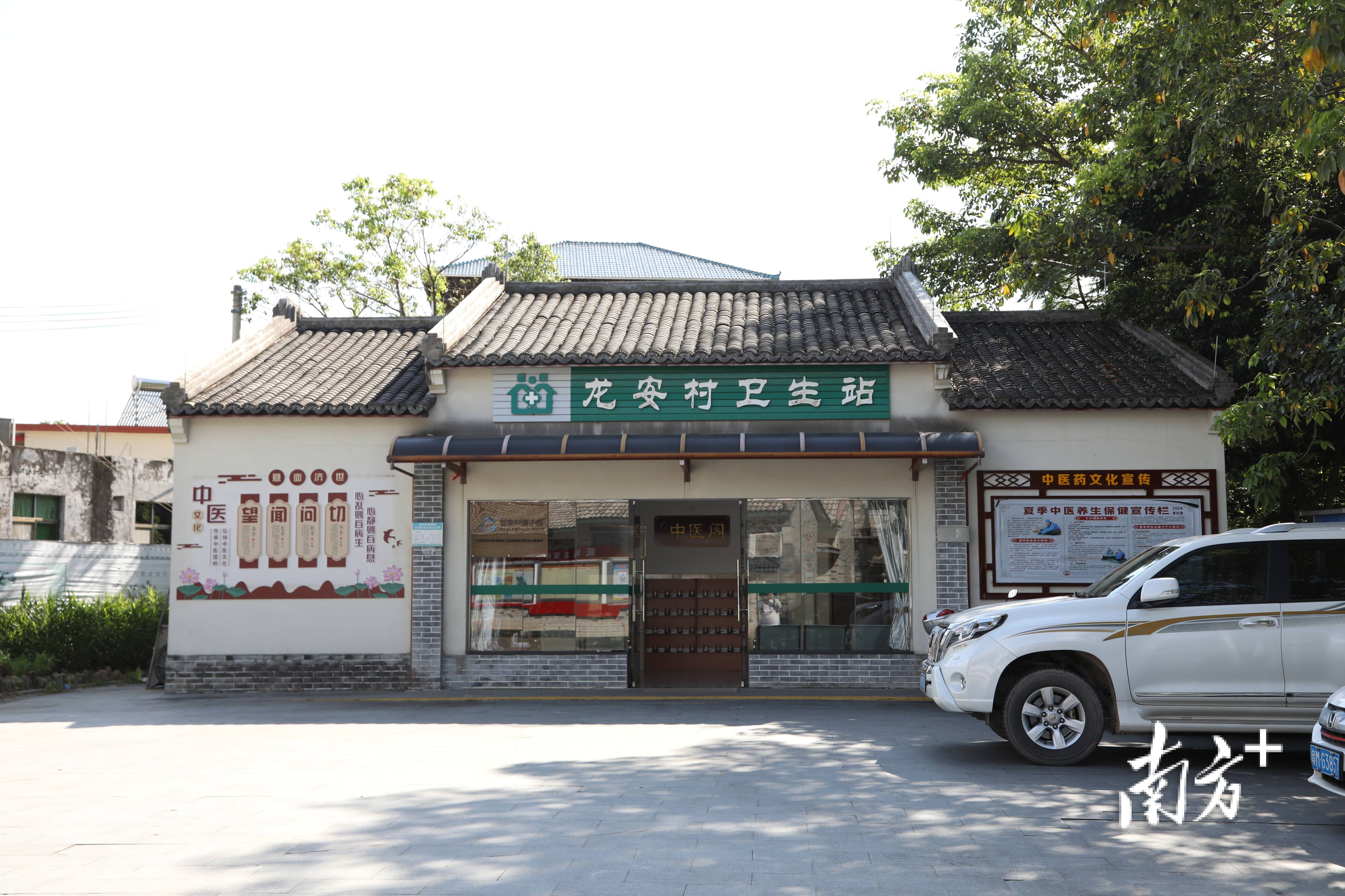 走进蕉城镇龙安村村卫生站,站外的墙上贴着中医文化宣传介绍,"望闻问