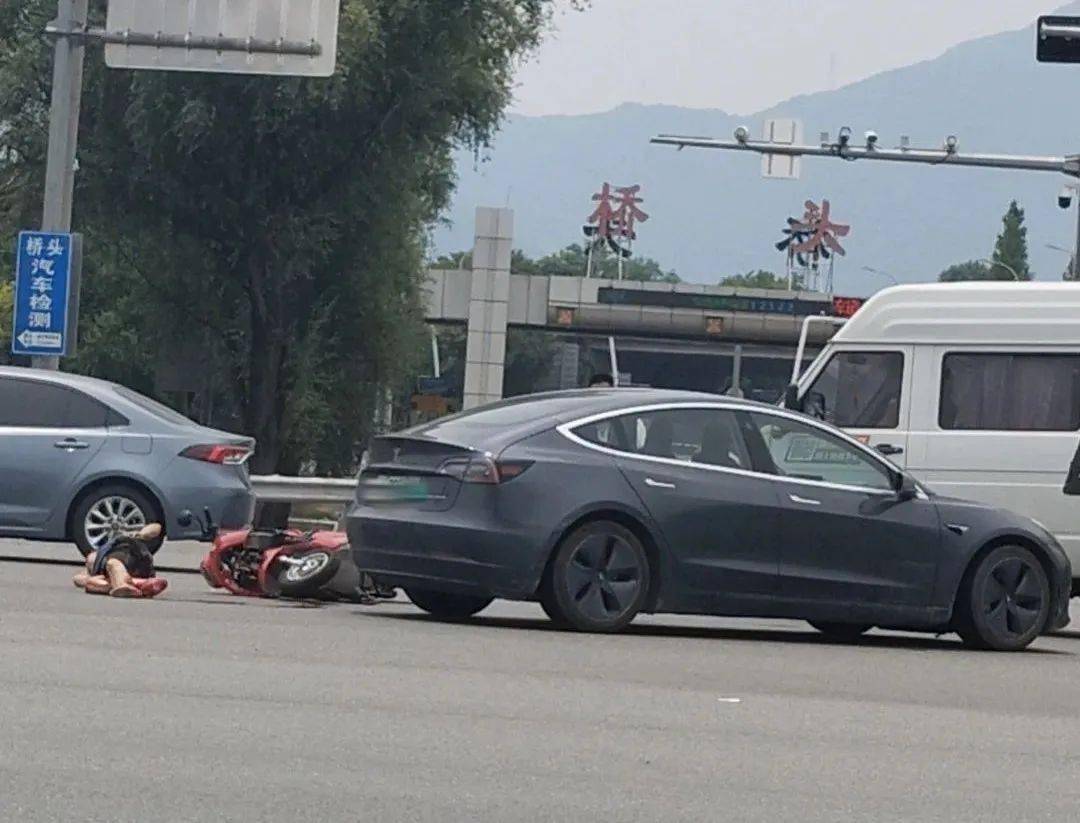桥头高速口突发!一地血.