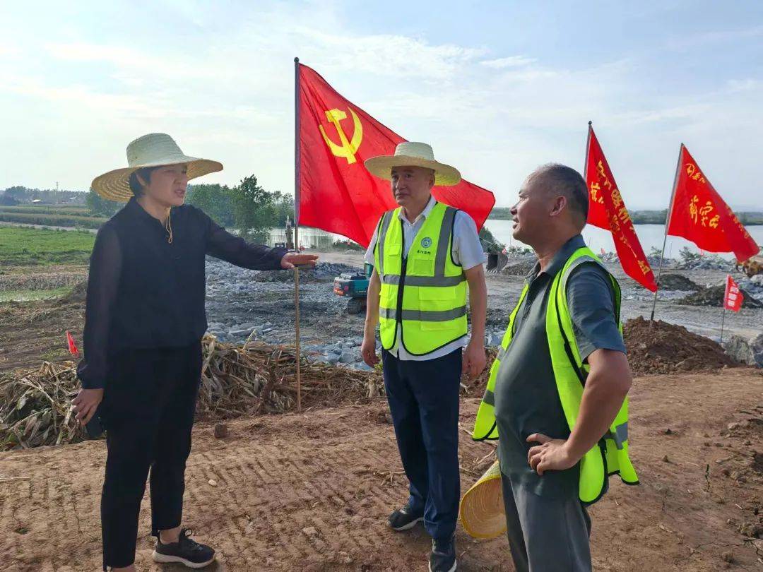 7月11日,区委书记雷欣来到钱团间堤,看望慰问奋战在一线的防汛干部