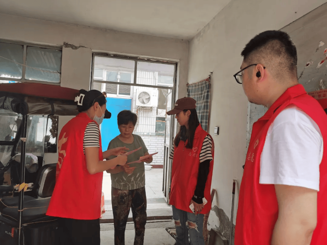 玉麟府西街社区党总支组织党员志愿者开展"汛期安全知识宣传"志愿服务