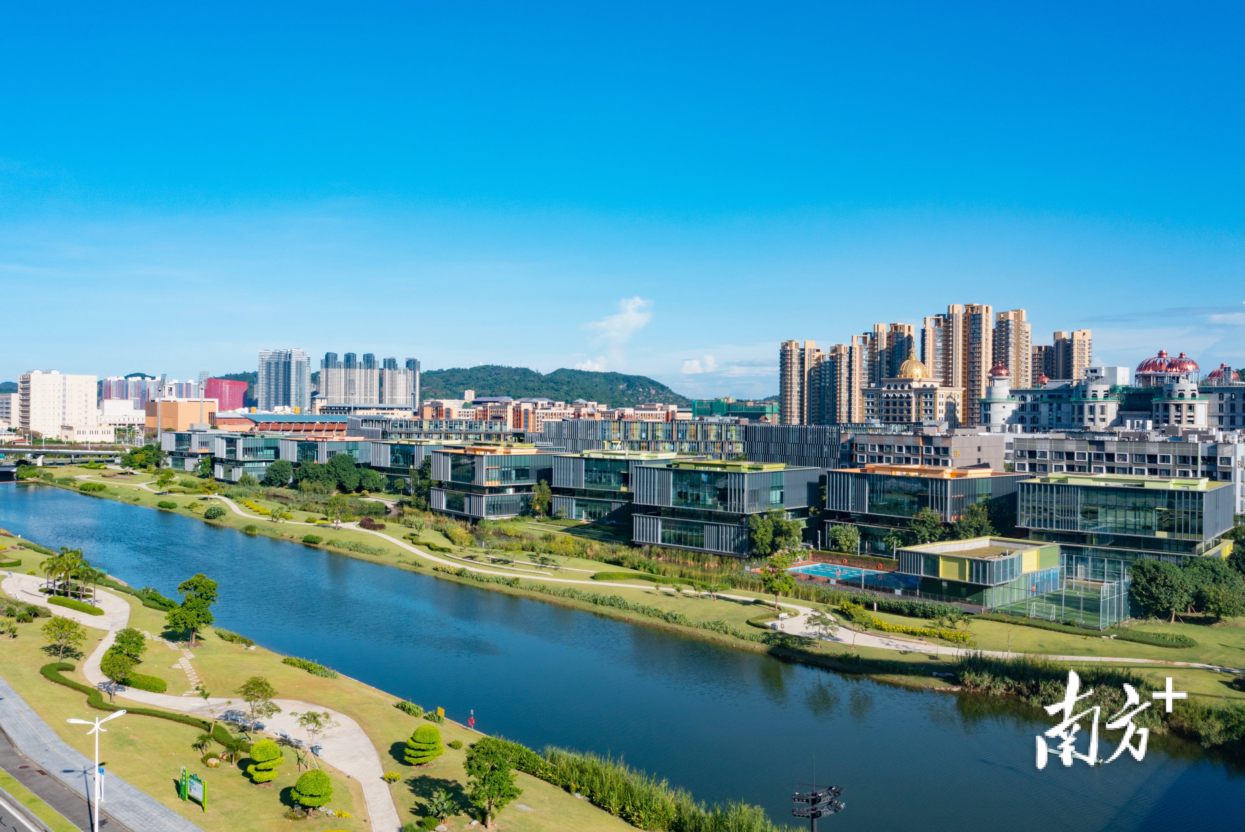 鼓励企业与澳门及内地各大高校合作,开展电子商务,跨境电商,直播电商