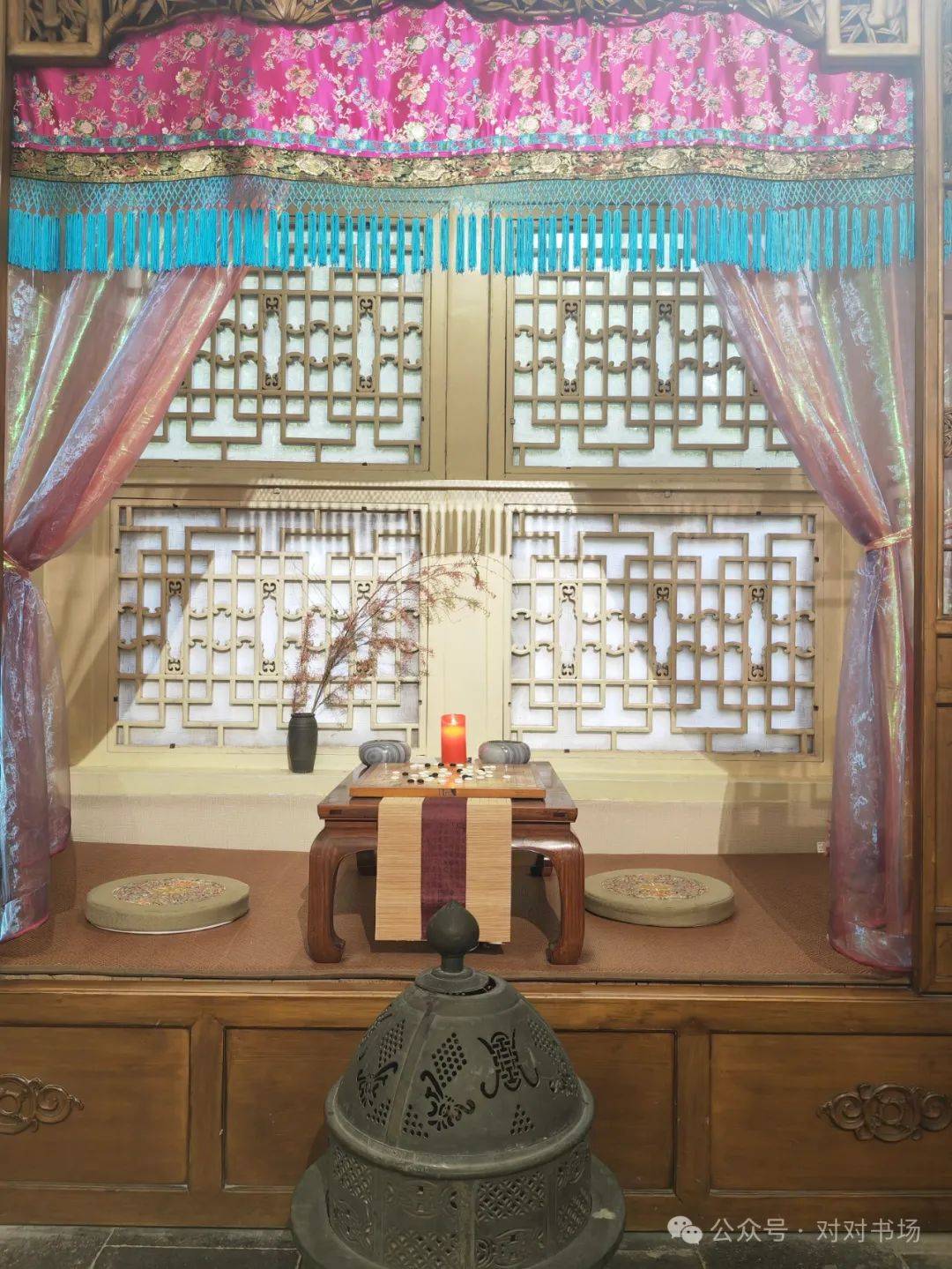 即将在大观园内潇湘馆"有凤来仪"正房继续表演袁派评书《红楼梦》,在