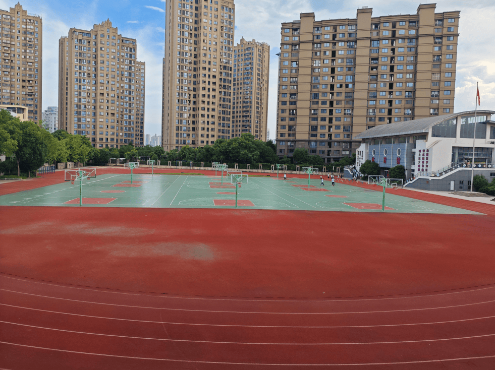 室外篮球场学校名称:瑞安市实验小学万松东路校区学校地址:瑞安市莘塍