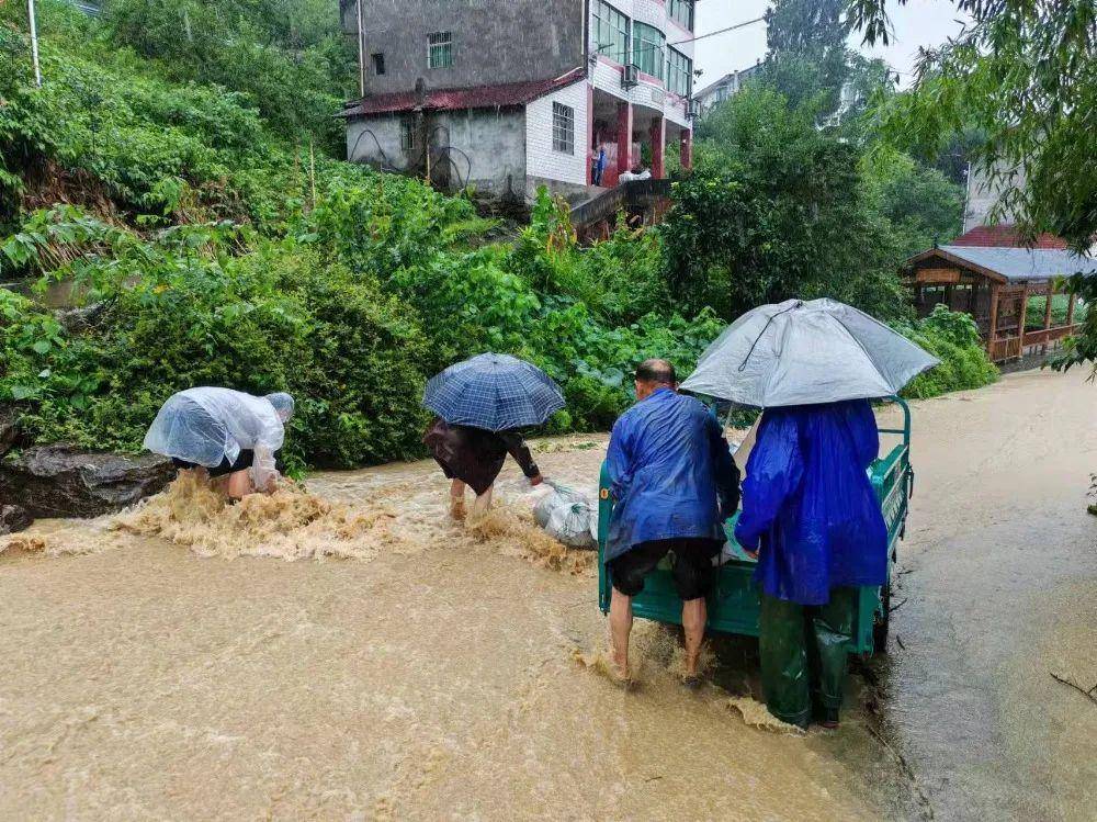 三汇镇党委政府组织群众快速转移拔山镇消防救援人员将被困村民转移至