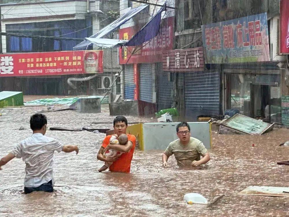 堵塞,路基跨塌,树木倒塌等隐患险情中和镇党员干部转移受困群众开州区