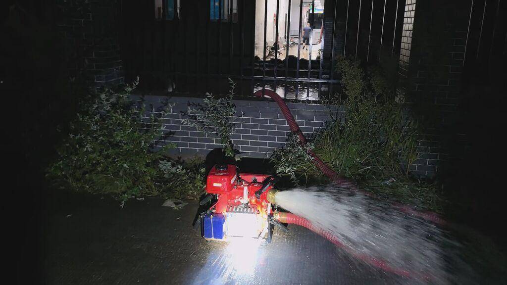 暴雨来袭 自贡消防紧急出动排涝救援