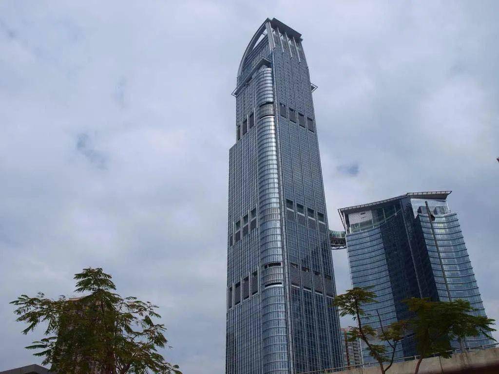 在风水师的加持下,龚如心耗资百亿港元,在香港荃湾修建了"如心广场"