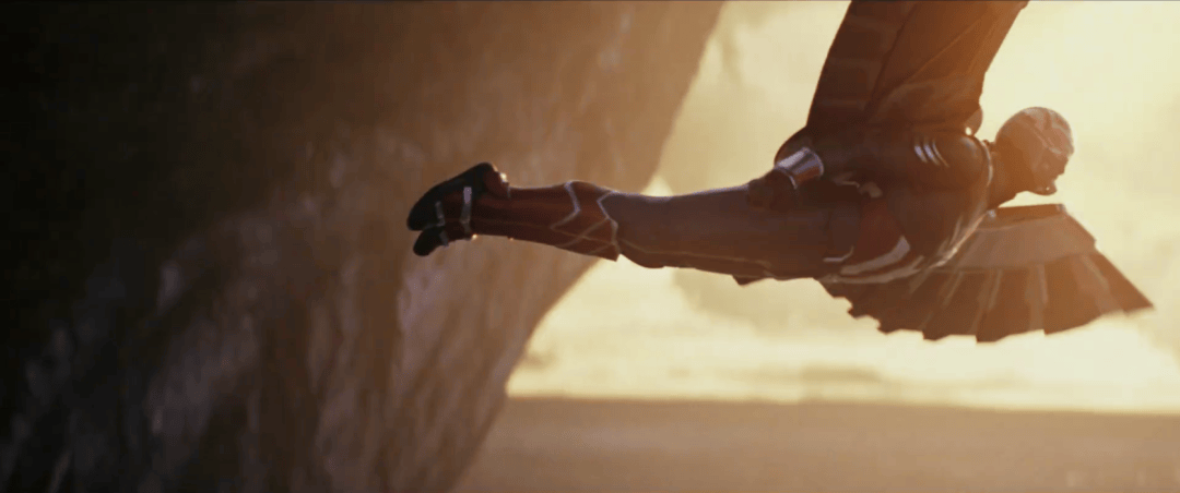 而她旁边的是希拉·哈斯饰演的超级英雄萨布拉.这个背影应