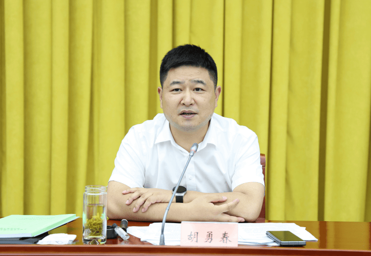 胡勇春在交通提级大会战专题工作会议上强调 开足马力冲刺 凝聚合力