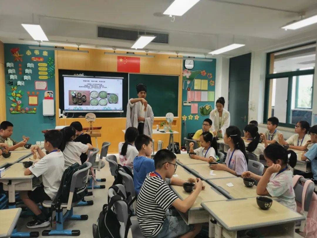 杭州市崇文实验学校与区青少年活动中心合作,为学生带来一场别开生面