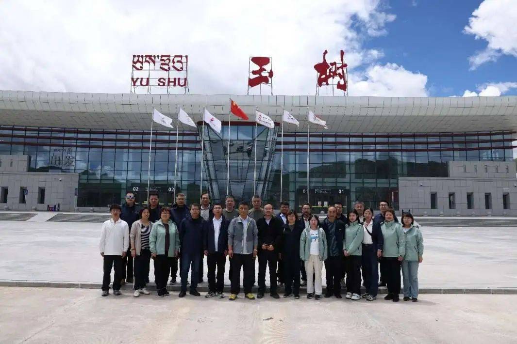 7月13日,在青海省玉树机场,首都医疗专家团队合影留念