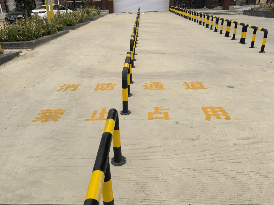 在康华孔雀城小区,记者看到沿路的商铺,摊贩分别用锥桶,地锁,砖头