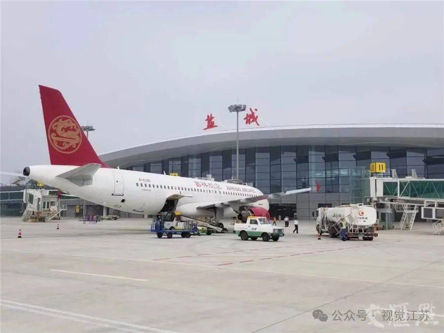 图为20世纪末,乘客在南洋机场登机情景.【南洋机场】先锋岛新貌.